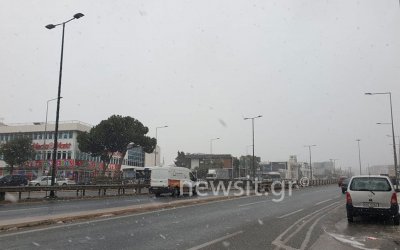 Καιρός: Έφτασε στην Αττική η κακοκαιρία – Χιονίζει στα βόρεια προάστια