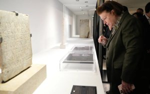 Σύλλογος Αρχαιολόγων για το on camera κατσιάδασμα της Μενδώνη: Βιώνουμε εργασιακή κακοποίηση
