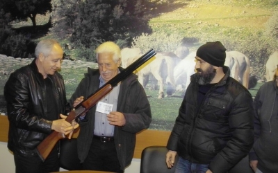 Η παράδοση των όπλων στους τυχερούς της λαχειοφόρου αγοράς του κυνηγετικού συλλόγου Αργοστολίου
