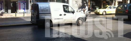 Μοτοσικλετιστής παρέσυρε μητέρα με τα δύο της δίδυμα και τράπηκε σε φυγή - Παραδόθηκε πριν απο λίγο