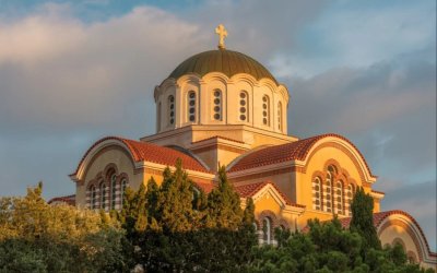 «Απαγορεύονται τα POS στους ναούς – Η Εκκλησία λέει “όχι” στις κάρτες, “ναι” στο IRIS!»