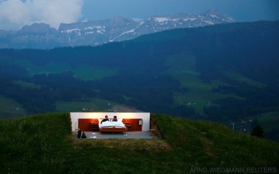 Αυτό το ξενοδοχείο στην Ελβετία μπορεί να μην έχει οροφή ή τοίχους, έχει όμως μπάτλερ