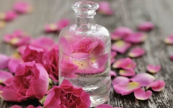 Ροδόνερο, το μαγικό νερό της ομορφιάς!