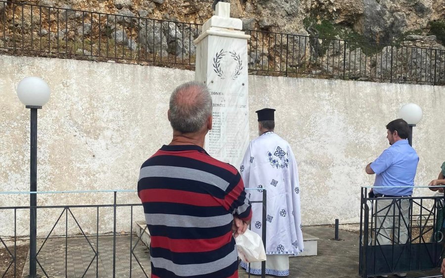 Τρισάγιο στο μνημείο των πεσόντων στα Αργίνια (εικόνες)