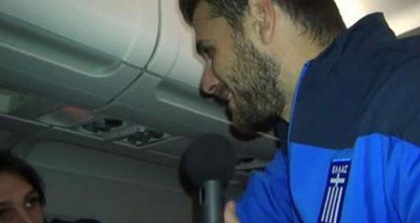 Αυτός είναι ο δαιμόνιος… ρεπόρτερ που μπήκε στο αεροπλάνο της εθνικής και έκανε τους παίκτες να σκάσουν στα γέλια [βίντεο]