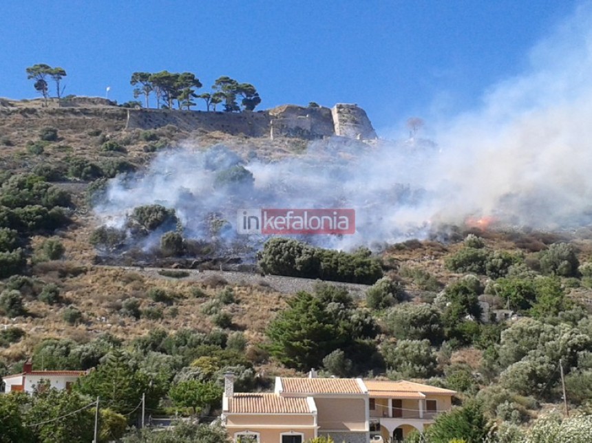 Υπό έλεγχο η φωτιά στο Κάστρο (Ανανεωμένο - εικόνες)