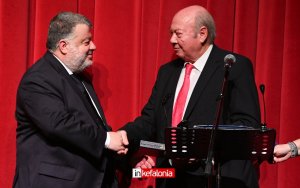 Ο Θεόφιλος τίμησε τον Αλέξανδρο Παρίση - "Όσο ζω θα είμαι ενεργός..."