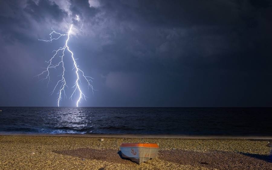 Αστραπές και βροντές στο Ιόνιο- Έχουν πέσει 12.000 κεραυνοί! (εικόνα)