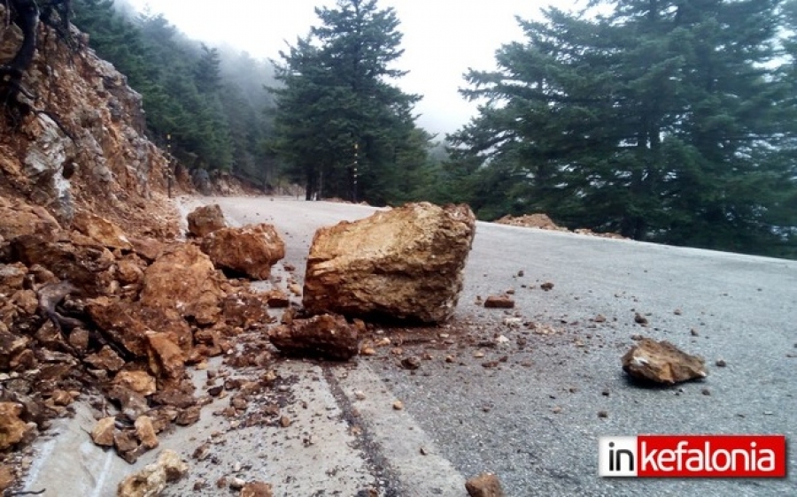 Πτώση βράχων στο δρόμο προς την κορυφή του Αίνου (εικόνες)