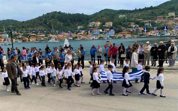 Ιθάκη: Κατάθεση στεφάνων & παρέλαση για την Επέτειο της Ένωσης της Επτανήσου με την Ελλάδα (εικόνες)