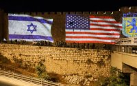 Οι σημαίες ΗΠΑ και Ισραήλ σε τοίχο στην Ιερουσαλήμ