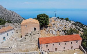 Το έθιμο του Πάσχα με τους Μπότηδες το Μ.Σάββατο στην Ιερά Μονή της Άτρου