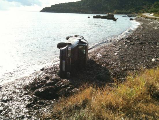 Τροχαίο με ανατροπή I.X. στον Πόρο