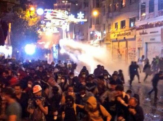 Βίαια εισβολή των δυνάμεων του Ερντογάν στο πάρκο Γκεζί - Χημικά και νερό έπνιξαν την Κωνσταντινούπολη