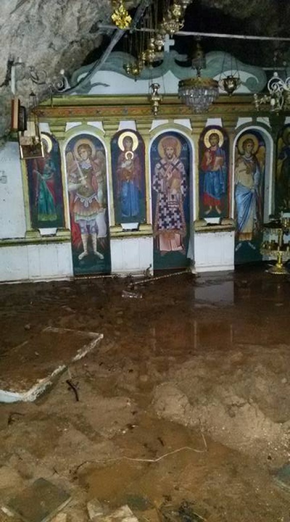 Οι τόνοι λάσπης "εξαφάνισαν" την εκκλησία της Αγίας Βαρβάρας (εικόνες)