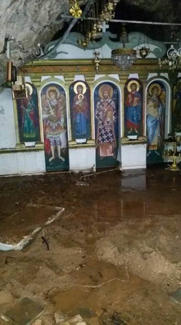 Οι τόνοι λάσπης "εξαφάνισαν" την εκκλησία της Αγίας Βαρβάρας (εικόνες)