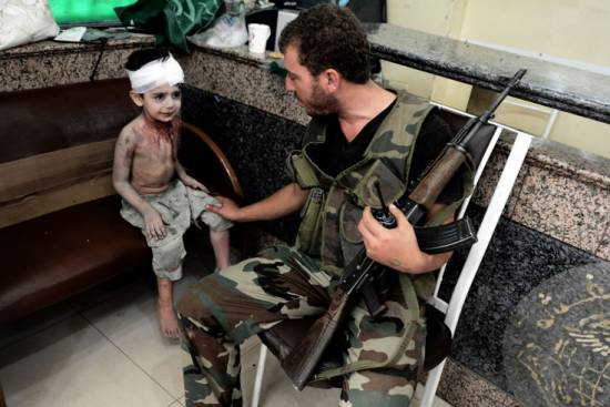Ένα παιδί στο πόλεμο. Η δραματική φωτογραφία του Άρη Μεσσήνη από την Συρία