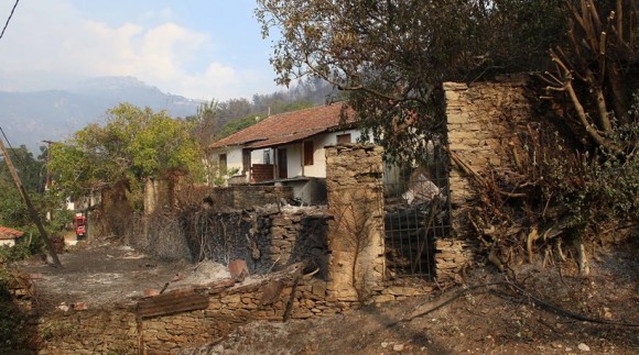 Θάσος: Καίγεται για τρίτη μέρα στη χειρότερη φωτιά των τελευταίων 30 ετών