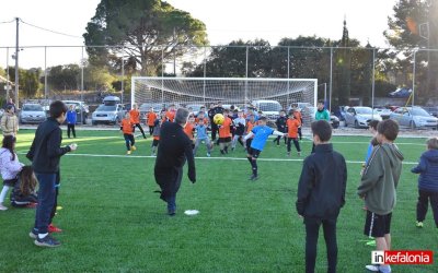 Βαλένθια – Εικοσιμία: Ο π. Ανδρέας ευλόγησε την πίτα και «εγκαινίασε» με το πρώτο γκολ το ανακαινισμένο γήπεδο των Κεραμειών! Θεόφιλος: "Χαρούμενοι που βλέπουμε ξανά τα παιδιά εδώ" (εικόνες/video)