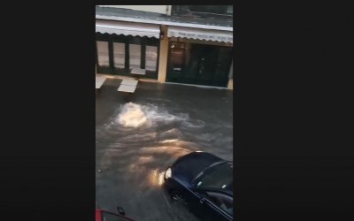 Κακοκαιρία «Αθηνά» – Κέρκυρα: Πλημμύρισαν δρόμοι από τη σφοδρή καταιγίδα (video)