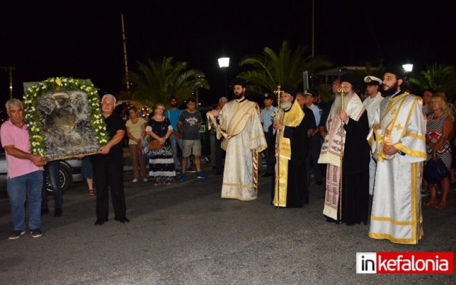 Λιτανεία και ιερά παράκληση στο Αργοστόλι στην μνήμη των θυμάτων των σεισμών του ‘53 (εικόνες + video)