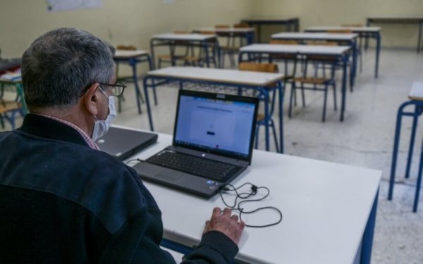 Σχολεία: Με τηλεκπαίδευση από σήμερα Γυμνάσια και Λύκεια