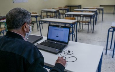 Σχολεία: Με τηλεκπαίδευση από σήμερα Γυμνάσια και Λύκεια