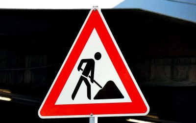 Απαγόρευση κυκλοφορίας οχημάτων σε οδό του Αργοστολίου, λόγω εργασιών κατεδάφισης οικοδομής