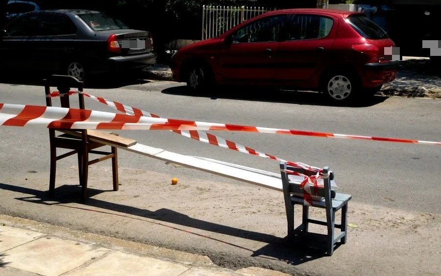 Μπορώ να «καπαρώνω» θέσεις πάρκινγκ στο δρόμο; Τι λέει ο ΚΟΚ