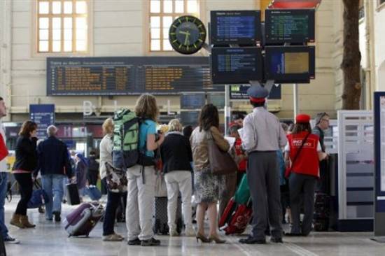 Τεχνικός πρόβαλε πορνό (κατά λάθος) σε γιγαντοοθόνη σταθμού τρένου