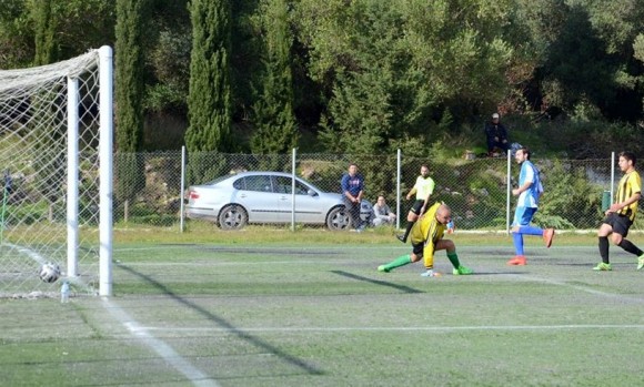 O Αποστόλου σημειώνει το 4ο γκολ των Φωκάτων