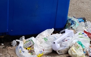 Λεωφόρος Βεργωτή: Άσχημη εικόνα με σκουπίδια εκτός των κάδων