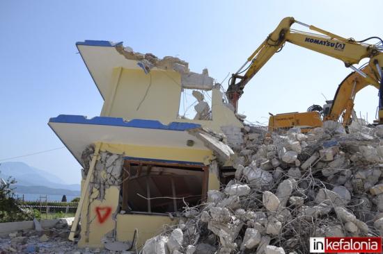 Ληξούρι: Ξεκίνησαν οι πρώτες κατεδαφίσεις κτηρίων (εικόνες)