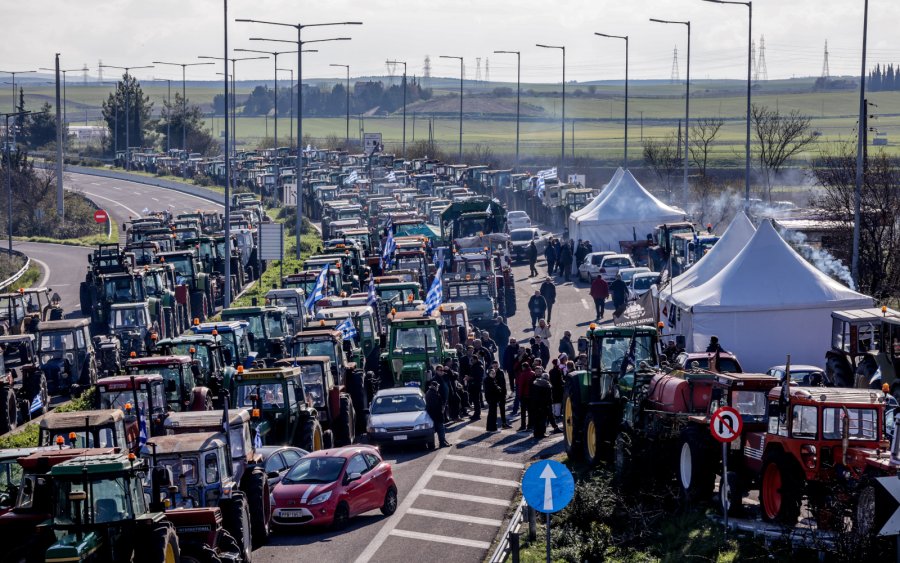 «Κόβεται» η Ελλάδα στη μέση σήμερα - Πρωτοχρονιά στις Εθνικές με τρακτέρ