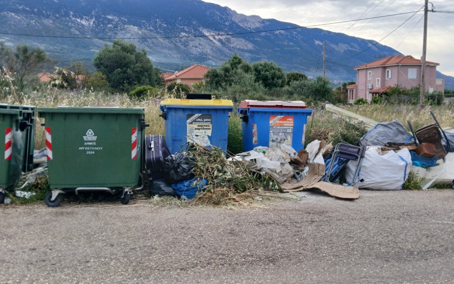 «Πέταξαν τα πάντα στους κάδους και μετά κατηγορούν τον Δήμο!»