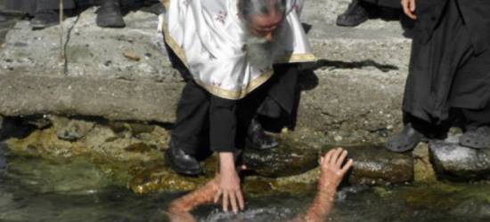 Σπάνιες εικόνες από την βάπτιση ενός ενήλικου άνδρα στη θάλασσα του Αγίου Όρους