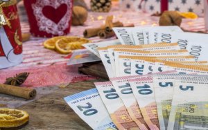 Δώρο Χριστουγέννων: Καταβολή σήμερα - Τι πληρώνει ο εργοδότης, τι οφείλει το κράτος