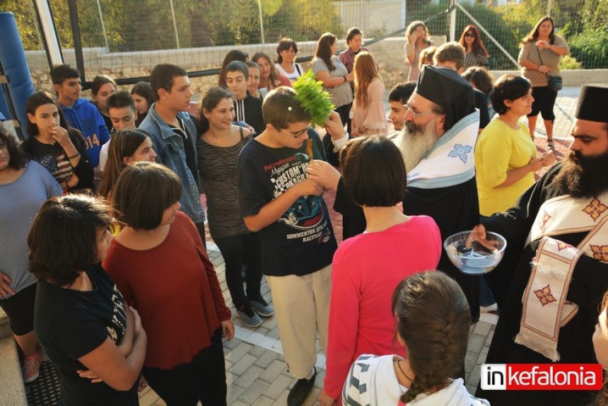 «Τα χελιδονάκια επέστρεψαν στις φωλιές τους» - Αγιασμός στο Ειδικό Σχολείο Φαρακλάτων (εικόνες + video)