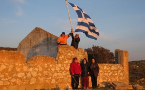 Καμιναράτα: Ύψωσαν την ελληνική σημαία στα Φυλάκια (εικόνες)