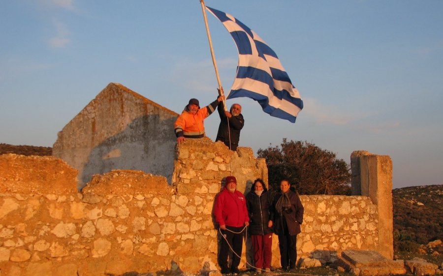 Καμιναράτα: Ύψωσαν την ελληνική σημαία στα Φυλάκια (εικόνες)