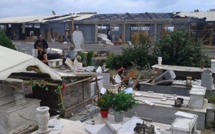 &quot;Βιβλικές&quot; καταστροφές στο Ασπρόχωμα Καλαμάτας από ανεμοστρόβιλο (video)