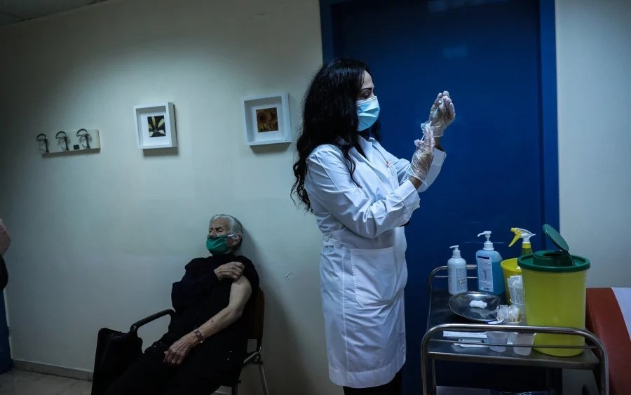 Ανεμβολίαστο το 60% στην Βόρεια Ελλάδα, ξεκινούν οι εμβολιασμοί «πόρτα πόρτα» στα χωριά