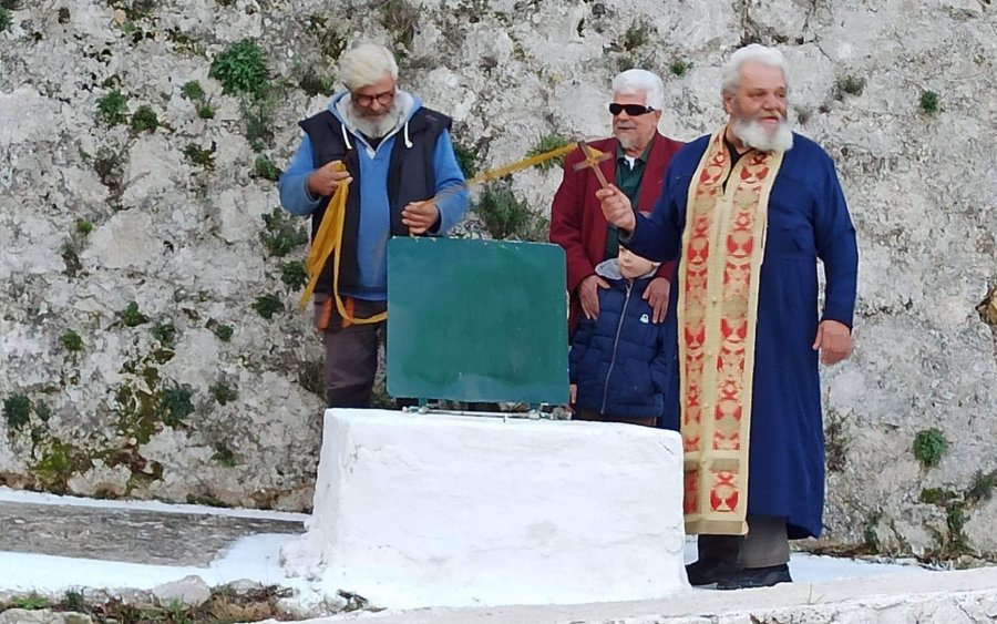 Ρίφι: Η τελετή του αγιασμού των υδάτων στη τοποθεσία της "Πηγής"