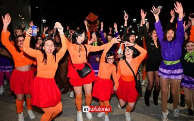 Ληξούρι: Χρώμα, σάτιρα και ατελείωτο κέφι στη νυχτερινή καρναβαλική παρέλαση