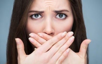 10 λόγοι που οδηγούν στην κακή αναπνοή – Ποια είναι η λύση
