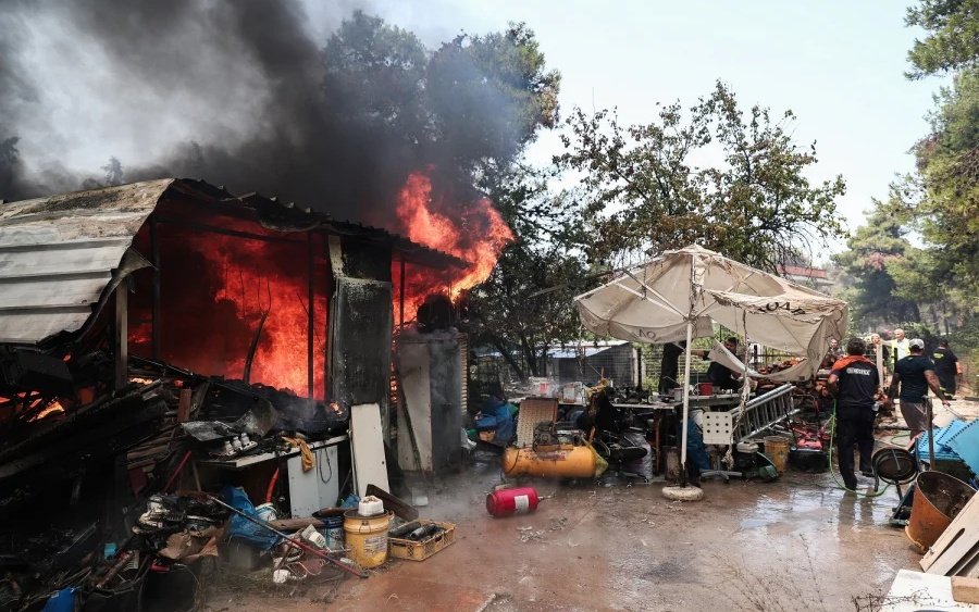 Φωτιά στη Σταμάτα: Τέσσερις προσαγωγές, σε ύφεση το πύρινο μέτωπο - Κάηκαν τουλάχιστον 20 σπίτια και αυτοκίνητα