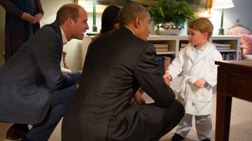 Εκλεψε την παράσταση ο μικρός πρίγκιπας Γεώργιος με ρόμπα γνωρίζοντας τον Ομπάμα