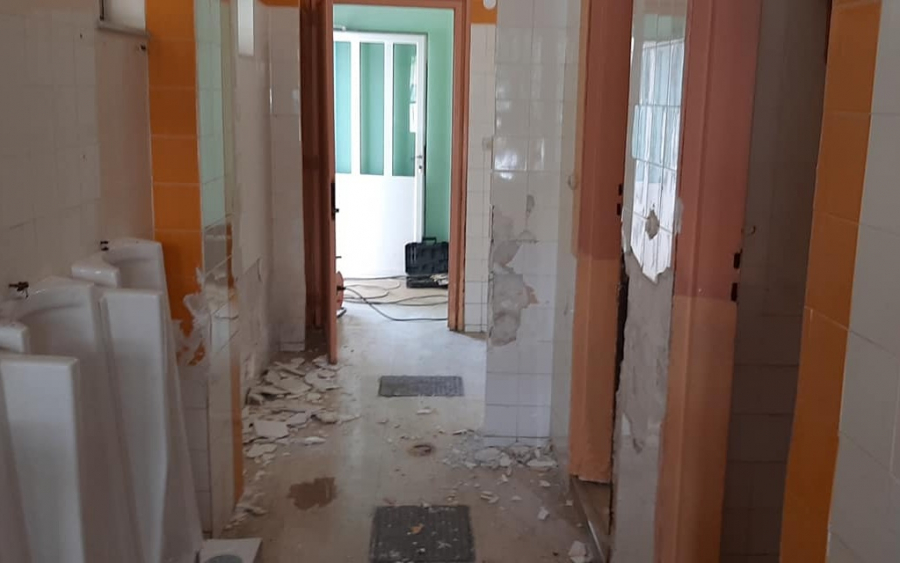 Ξεκίνησε το έργο της ολικής ανακαίνισης των τουαλετών στο Α&#039; Δημοτικό Ληξουρίου (εικόνες)