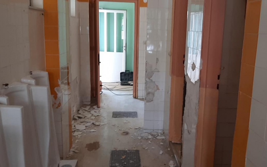Ξεκίνησε το έργο της ολικής ανακαίνισης των τουαλετών στο Α' Δημοτικό Ληξουρίου (εικόνες)