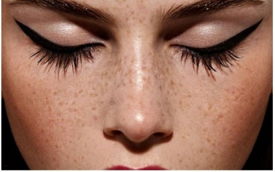 Υπάρχουν κι άλλοι τρόποι να φορέσεις eyeliner, εκτός από το cat-eye